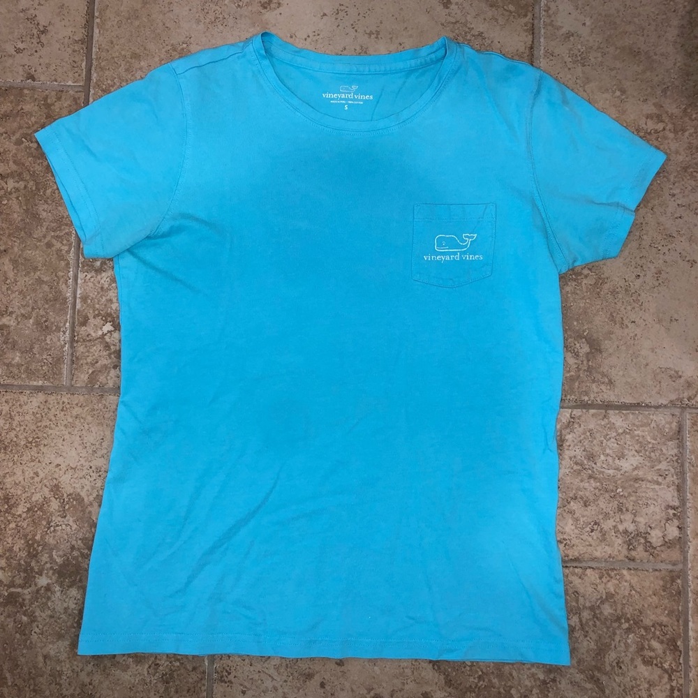 blue vineyard vines t-shirt